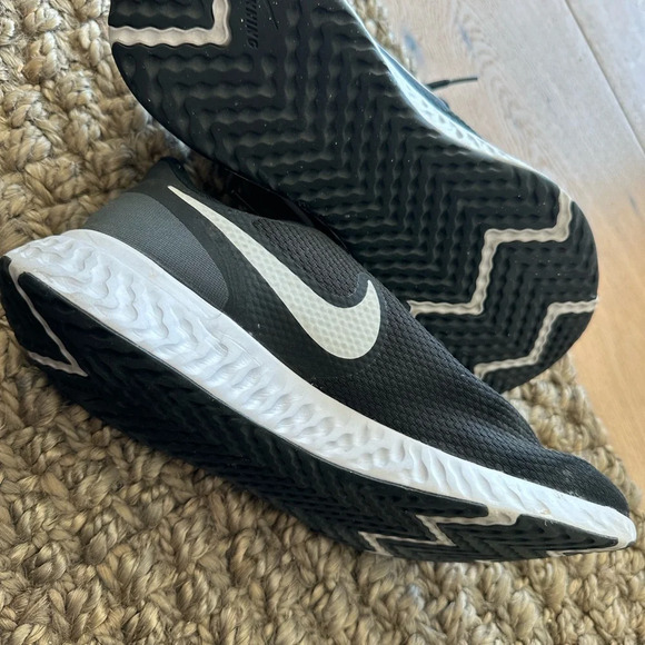 Pristine Nike Revolution Super Comfy Sneakers - Picture 2 of 6